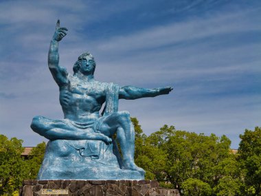 Nagasaki Barış Parkı 'ndaki Barış Heykeli, Japonya Kyushu, barışı sembolize ediyor ve atom bombardımanının kurbanlarını anıyor..