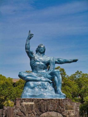 Nagasaki Barış Parkı 'ndaki Barış Heykeli, Japonya Kyushu, barışı sembolize ediyor ve atom bombardımanının kurbanlarını anıyor..