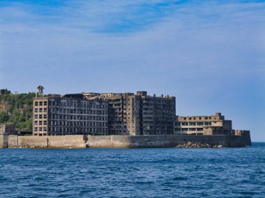 Gunkanjima Adası 'nda terk edilmiş binalar, Japonya' nın Nagasaki yakınlarındaki Amiral Adası olarak da bilinir. Ada bir UNESCO Dünya Mirası sahası.