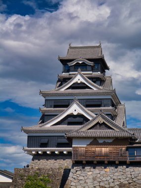 Kumamoto, Japonya - Ekim 2024: Güney Japonya 'daki Kyushu adasındaki Kumamoto Kalesi. Kale önemli deprem hasarı sonrasında yeniden inşa edildi..