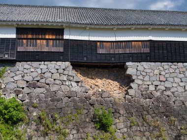 Japonya 'nın güneyindeki Kyushu adasındaki Kumamoto Kalesi' ndeki Sukiyamaru Nikai-onhiroma Salonunda yapısal deprem hasarı