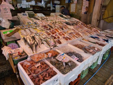 Kagoshima, Kyushu, Japonya 'nın merkezindeki bir caddede taze deniz ürünleri tezgahı, canlı bir balık çeşitliliği, kabuklu deniz ürünleri ve buzda paketlenmiş deniz ürünleri sergiliyor..