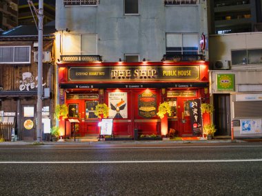 Japonya 'nın Fukuoka kentinde gece Avrupa tarzı bar 
