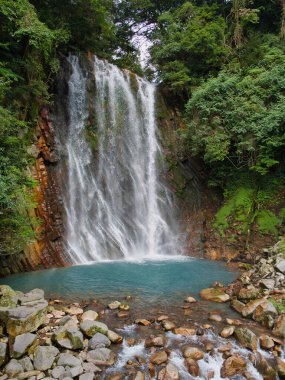 Güzel Maruo Şelaleleri Japonya 'nın Kirishima kentindeki yemyeşil çimenlikte şelale gibi akıyor..
