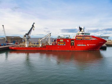 Aberdeen, İskoçya - 28 Mayıs 2025: Derin Arktik Dalış Destek Gemisi Aberdeen limanına yanaştı, denizcilik teknolojisi ve canlı endüstriyel tasarım sergilendi.