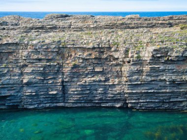 İrlanda, Ross Köprüleri 'ndeki katmanlı kaya oluşumlarının göz kamaştırıcı bir görüntüsü..