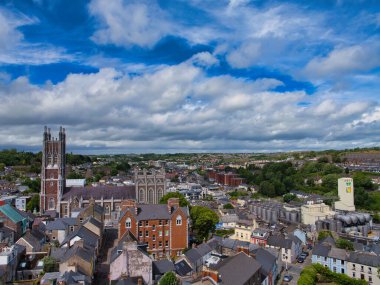Mantar Mantarları 'nın, Shandon Kulesi' nden dramatik bir gökyüzüne karşı tarihi mimariyle çekilen görüntüsü..