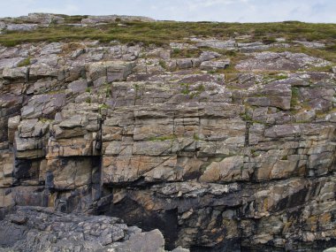 Koyun Başı, İrlanda 'da kırıkları olan katmanlı kaya oluşumlarının detaylı görüntüsü, sanatsal yapıyı yansıtıyor..