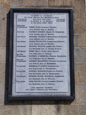Bantry, İrlanda - 31 Mayıs 2025: 1920 'den 1923' e kadar İrlanda Bağımsızlık Savaşı 'ndaki askerlerin anısına İrlanda' nın Bantry kentinde bulunan bir anıt plaket.
