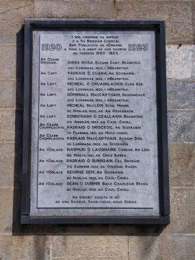 Bantry, İrlanda - 31 Mayıs 2025: İrlanda 'nın Bantry kentinde 1920-1923 İrlanda Bağımsızlık Savaşı' nda ölenleri onurlandıran bir plaket.