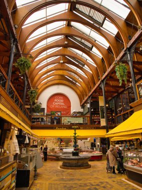 Cork, İrlanda - 27 Mayıs 2025: Cork, Irelands gıda Mekke 'sindeki İngiliz Pazarı' nın hareketli tezgahlarını ve güzel mimarisini keşfedin.