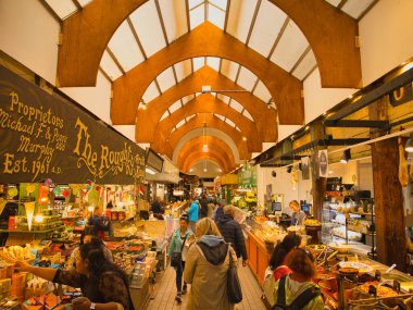 Mantar, İrlanda - 27 Mayıs 2025: Müşteriler, Mantar Tarihi İngiliz Pazarı 'nda ahşap tavanların çerçevelediği hareketli tezgahlara göz atıyorlar.