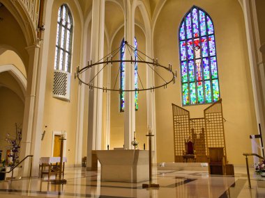 Mantar, İrlanda - 27 Mayıs 2025: Cork 'taki St. Mary ve St. Anne Kilisesi' nin büyüleyici iç mimarisi, çarpıcı bir şekilde vitray ve zarif bir mimariye sahiptir.. 