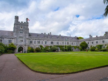 Cork, İrlanda - 27 Mayıs 2025: Üniversite Mantarları 'nın görkemli manzarası, yemyeşil ve dinamik bir gökyüzü altında.