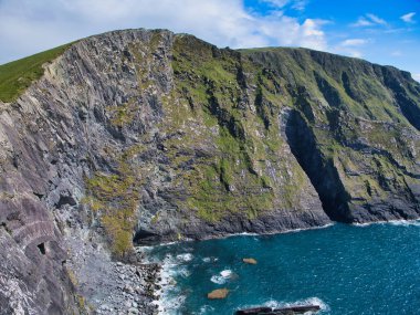 Kerry, İrlanda - Haziran 05 2025: Atlantik 'ten dramatik uçurumlar yükseliyor, İrlanda' daki Kerry Cliffs 'te doğal güzellikleri gözler önüne seriyor.
