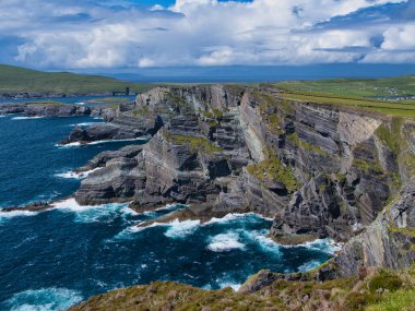 Kerry, İrlanda - Haziran 05 2025: İrlanda 'nın Kerry kentindeki Atlantik Okyanusu üzerinde dramatik uçurum kulesi.