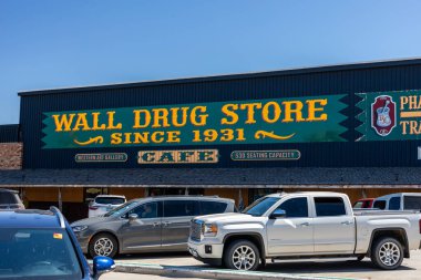 Wall, SD, ABD - Mayıs 12023: Wall South Dakota 'da Wall Eczane önü