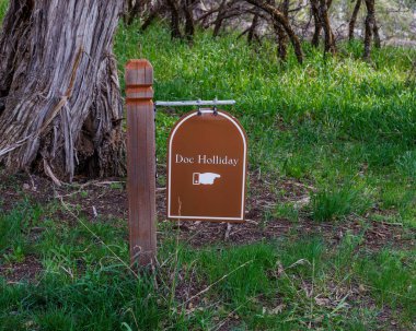 Sign pointing to where Doc Hollidays memorial is in Linwood Cemetery, Glenwood Springs Colorado. clipart