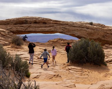 Moab, Utah, ABD - 5 Mayıs 2023: Moab Utah yakınlarındaki Kanyonlar Ulusal Parkı 'nın Gök Bölgesi' nde Mesa Kemeri