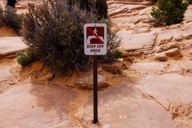 Moab Utah yakınlarındaki Canyonlands Ulusal Parkı 'nda kemerden uzak durulması gerektiğini belirten imza..