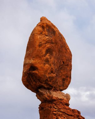 Moab Utah yakınlarındaki Arches Ulusal Parkı 'ndaki Dengeli Kaya' ya yakın.