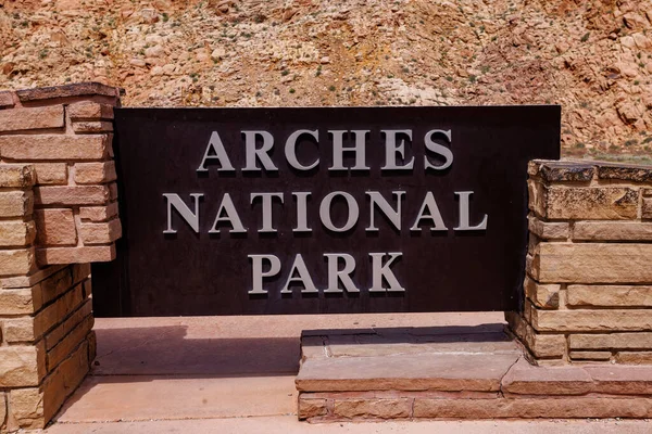 Moab Utah yakınlarındaki Arches Ulusal Parkı 'na giriş tabelası.