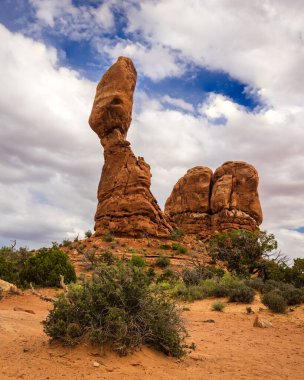Moab Utah yakınlarındaki Arches Ulusal Parkı 'nda Dengeli Kaya