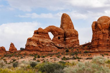 Moab Utah yakınlarındaki Arches Ulusal Parkı 'nın Windows bölgesinde taret kemeri.
