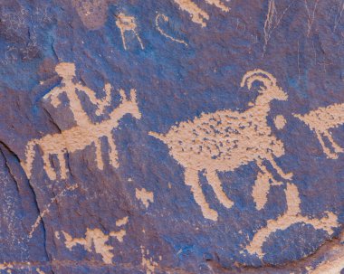 Utah 'taki Gazete Rock State Tarihi Anıtı' ndaki petroglifler.