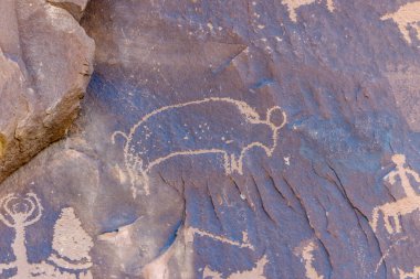 Utah 'taki Gazete Rock State Tarihi Anıtı' ndaki petroglifler.