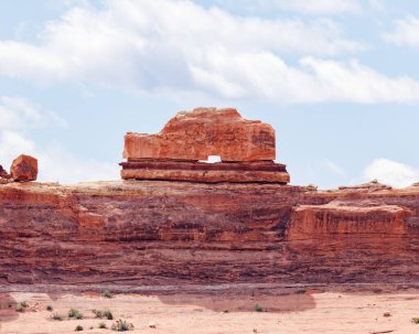 Moab Utah yakınlarındaki Kanyonlar Ulusal Parkı 'nın Needles bölgesinde tahta ayakkabı kemeri..