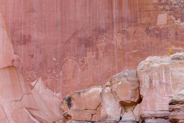 Baharda Utah, Fruita yakınlarındaki Capitol Resifi Ulusal Parkı 'ndaki Petroglyph Panelleri. Seçici odak, arkaplan bulanıklığı ve ön plan bulanıklığı. 