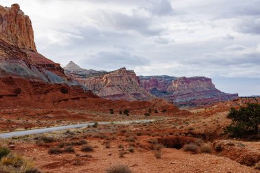 Capitol Reef Ulusal Parkı, Fruita, Utah 'tan bulutlu bir günde manzara. Seçici odak, arkaplan bulanıklığı ve ön plan bulanıklığı.
