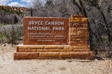 Baharda Utah 'ta 12. çevre yolu üzerindeki Bryce Canyon Ulusal Parkı' na giriş tabelası.