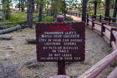 Baharda Utah 'taki Bryce Canyon Ulusal Parkı' nda uyarı işareti.