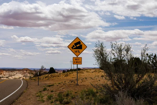Grade Sign Scenic Highway Utah Hogback Selective Focus Background Blur — Stock Photo, Image