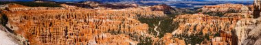 İlkbaharda Bryce Canyon Ulusal Parkı 'ndaki Lower Inspiration Point yakınlarındaki Rim Trail' den görüntü.