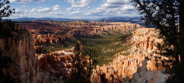 Baharda Utah 'taki Bryce Kanyonu Ulusal Parkı' nda Bryce Point yakınlarındaki Rim Trail 'den manzara.