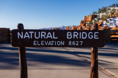 Baharda Utah 'taki Bryce Canyon Ulusal Parkı' nda Doğal Köprü İşareti.