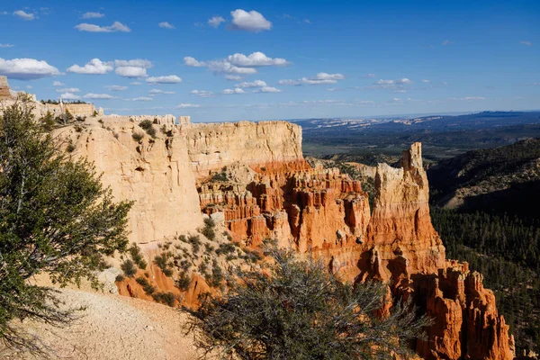 Baharda Utah 'taki Bryce Canyon Ulusal Parkı' nda Paria View 'dan manzara.