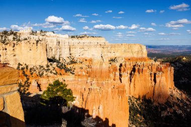 Baharda Utah 'taki Bryce Canyon Ulusal Parkı' nda Paria View 'dan manzara.