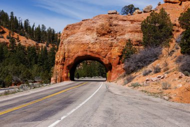 Güney Utah 'ta 12. otoyolda Red Canyon Kemeri var.