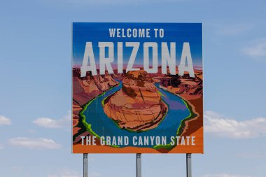 Utah sınırında mavi gökyüzü arkaplanlı Horseshoe Bend resmi olan Arizona reklam panosuna hoş geldiniz.