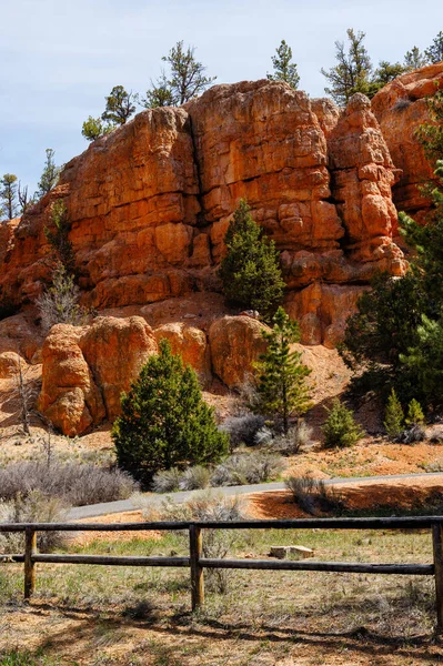 Güney Utah 'taki 12. otoyolda bulunan Red Canyon ve Cassidy Trailhead' e bakın.