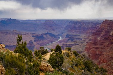 Grand Canyon Ulusal Parkı 'nın güney kenarındaki Desert View Watchtower yakınlarındaki Büyük Kanyon manzarası.