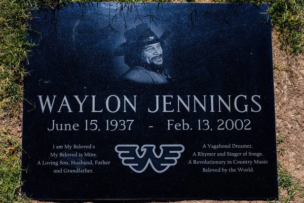 Mesa Mezarlığı, Mesa, Arizona, ABD - 10 Mayıs 2023: Mesa, Arizona 'daki Mesa City of Mesa Mezarlığı' ndaki Waylon Jennings mezar kazıcısına yakın çekim