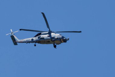 California 'daki San Diego donanma üssü yakınlarında havada uçan bir donanma helikopteri. 