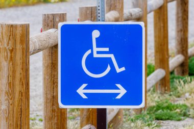 Nereye park edileceğini gösteren mavi engelli parkı işareti.  