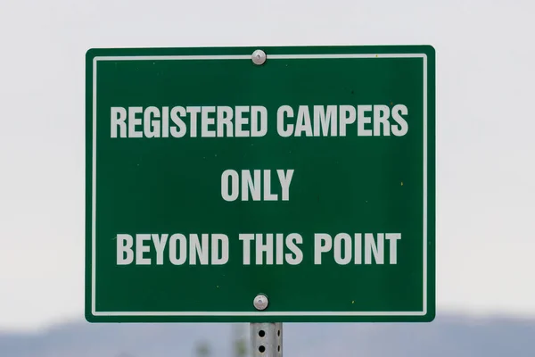 Green Sign White Letters Campground Indicating Only Registered Campers Allowed — Stock Photo, Image