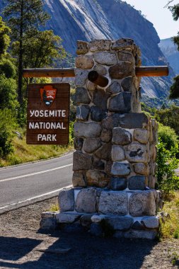 El Portal, California, ABD - 14 Mayıs 2023: Doğu Kaliforniya 'daki El Portal kasabası yakınlarındaki Yosemite Ulusal Parkı' na Arch Rock Giriş işareti. 